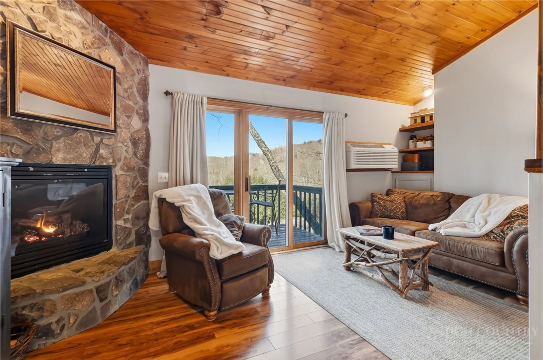 Image number 5 for the current listing