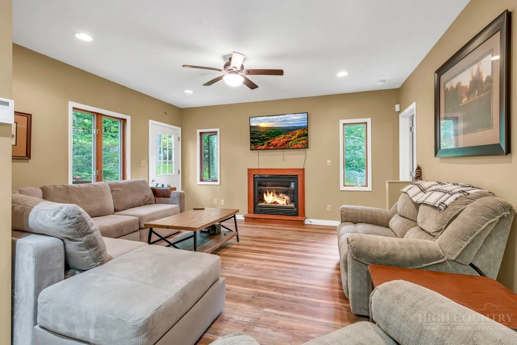 Image number 9 for the current listing