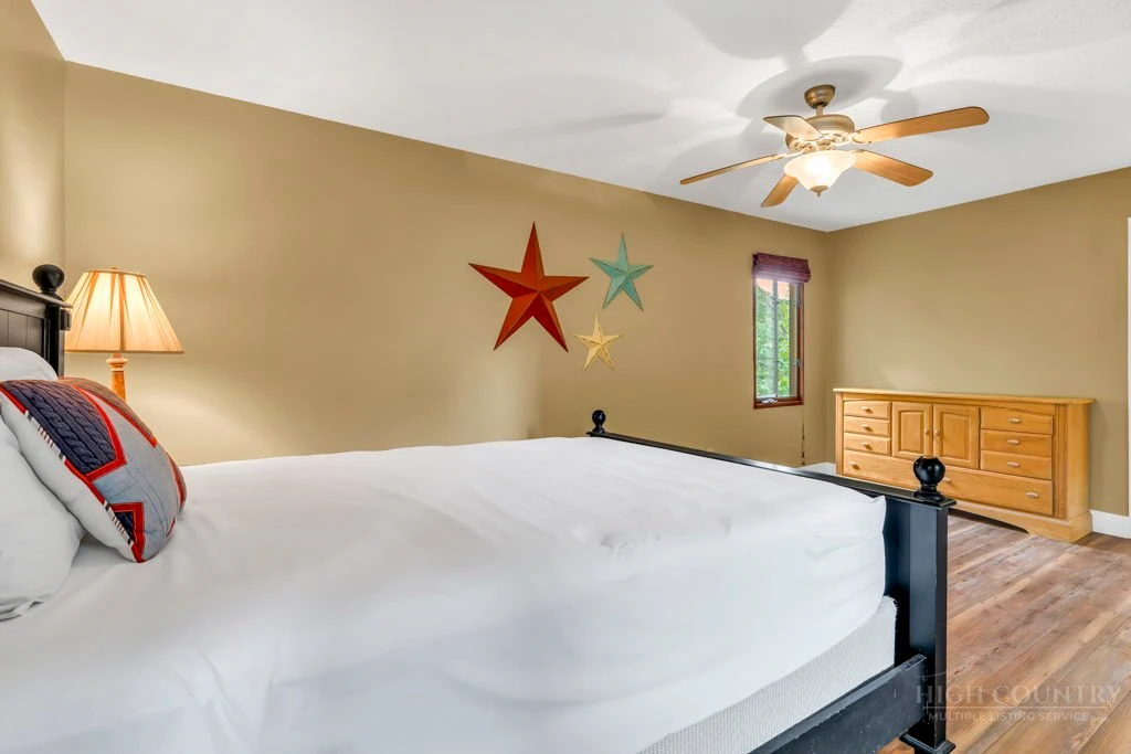 Image number 4 for the current listing