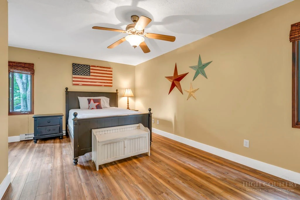 Image number 3 for the current listing
