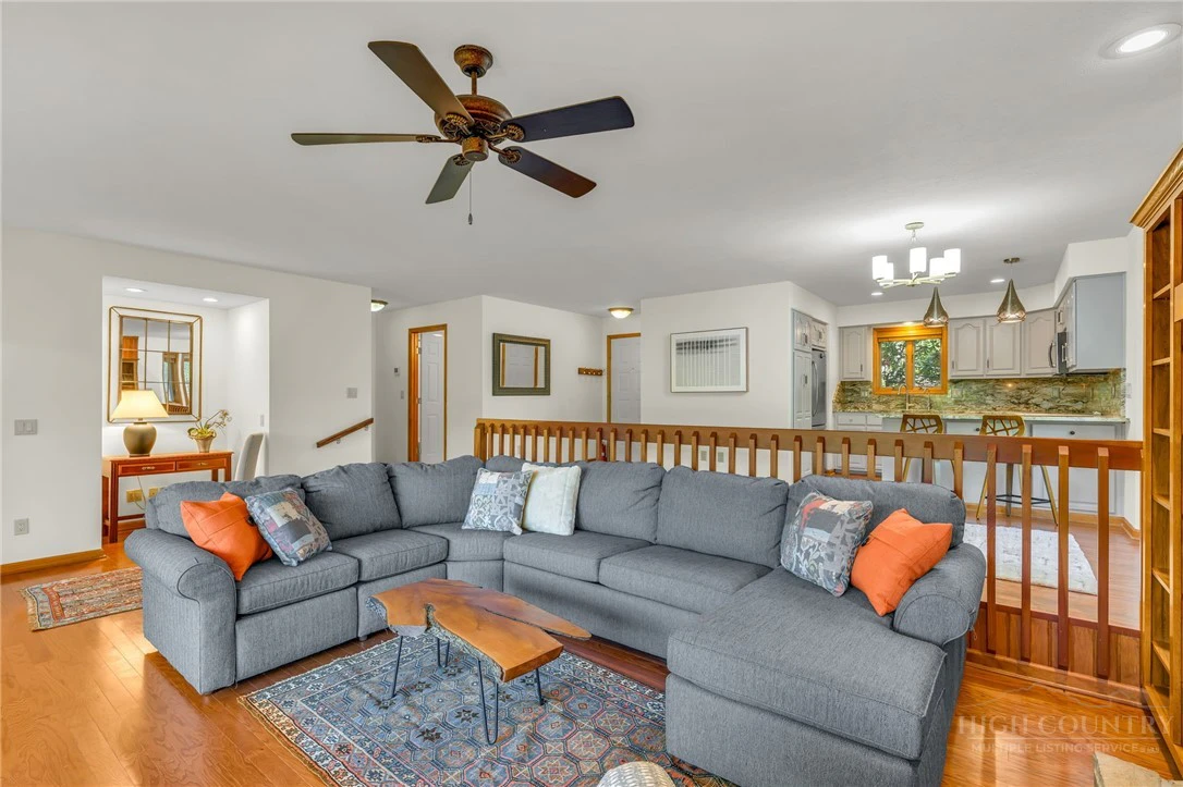 Image number 8 for the current listing