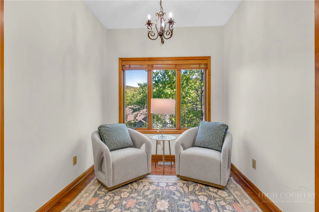 Image number 11 for the current listing