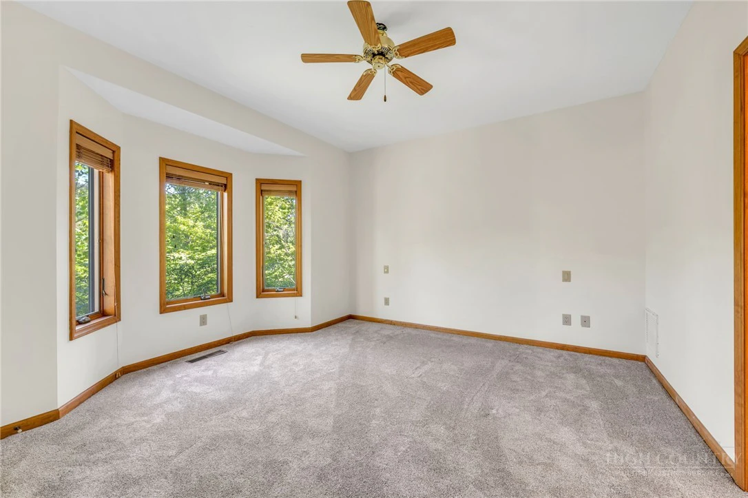Image number 13 for the current listing