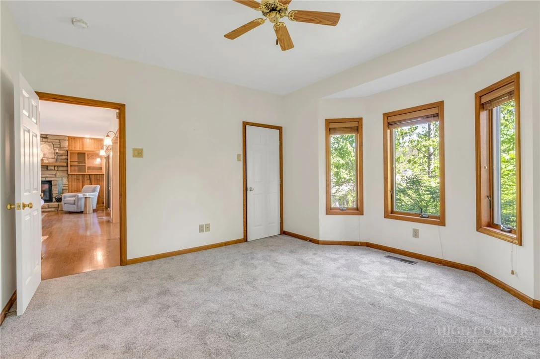 Image number 14 for the current listing