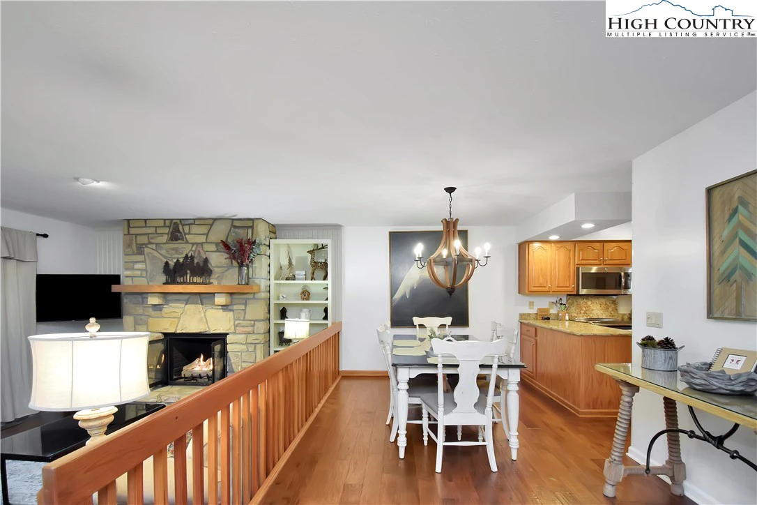 Image number 2 for the current listing
