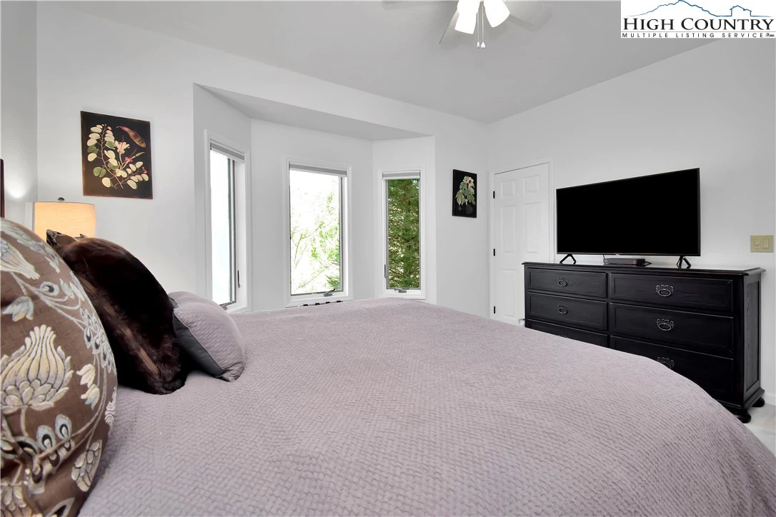 Image number 11 for the current listing