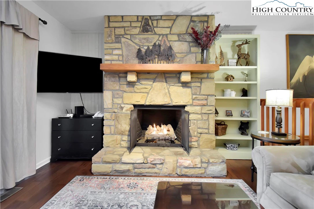 Image number 5 for the current listing