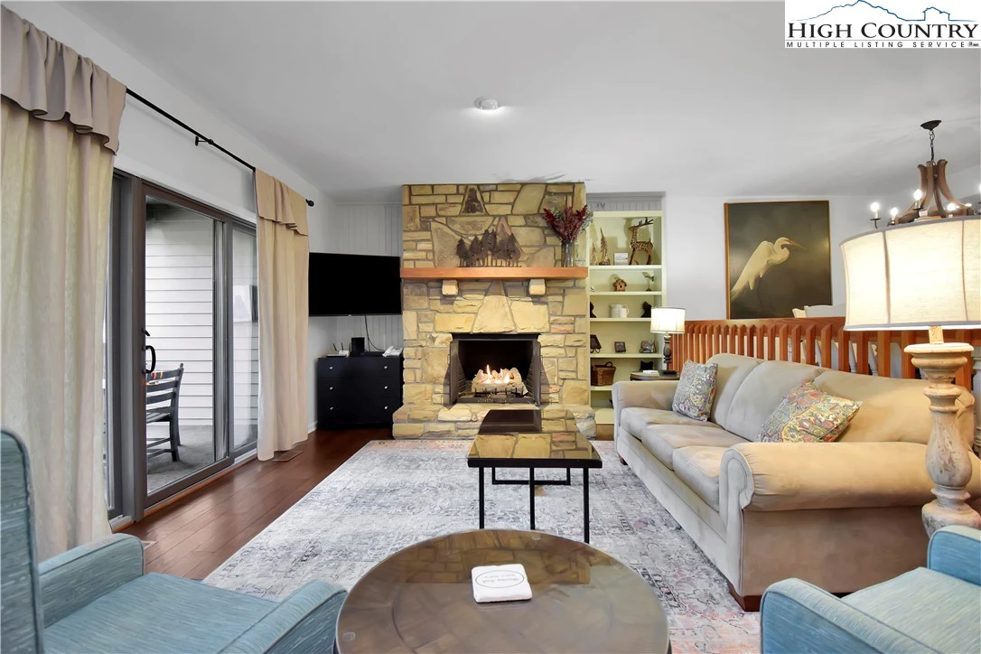 Image number 4 for the current listing