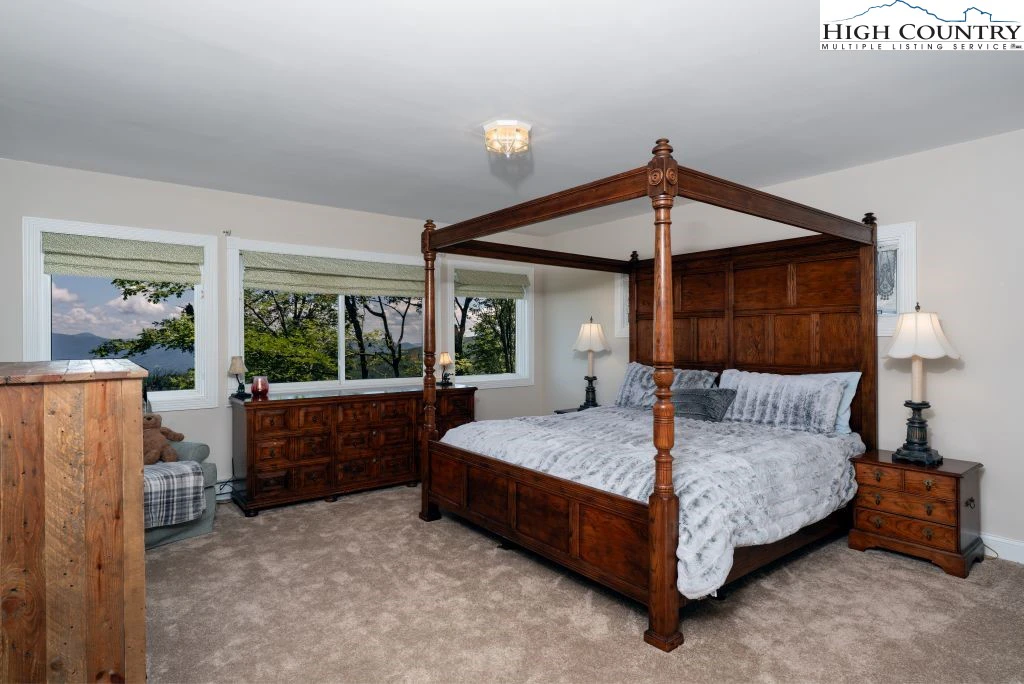 Image number 13 for the current listing