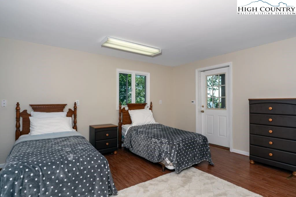 Image number 18 for the current listing