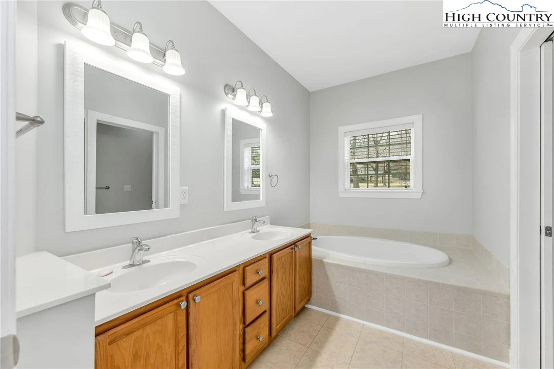 Image number 12 for the current listing