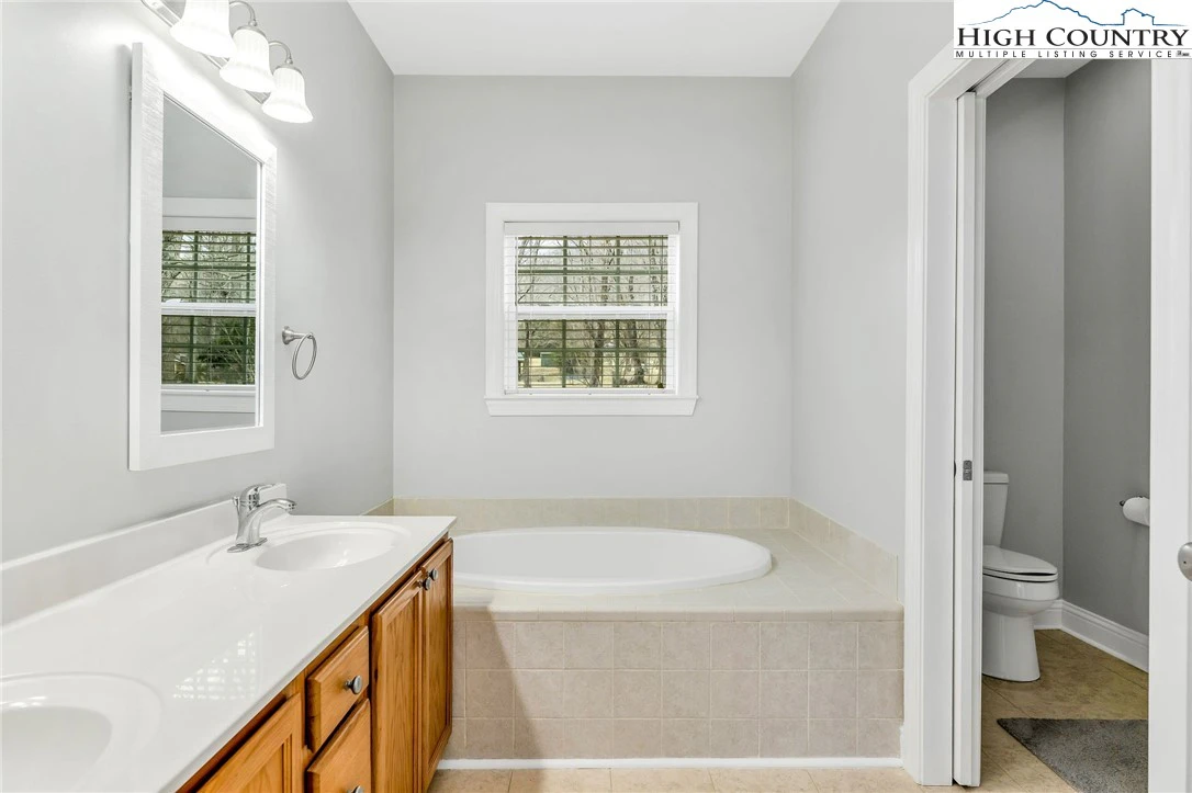 Image number 13 for the current listing