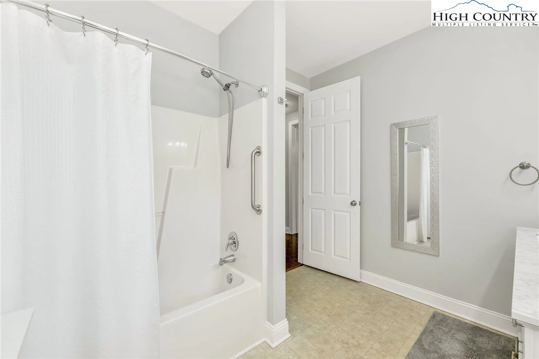 Image number 9 for the current listing