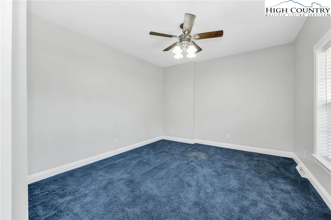 Image number 4 for the current listing