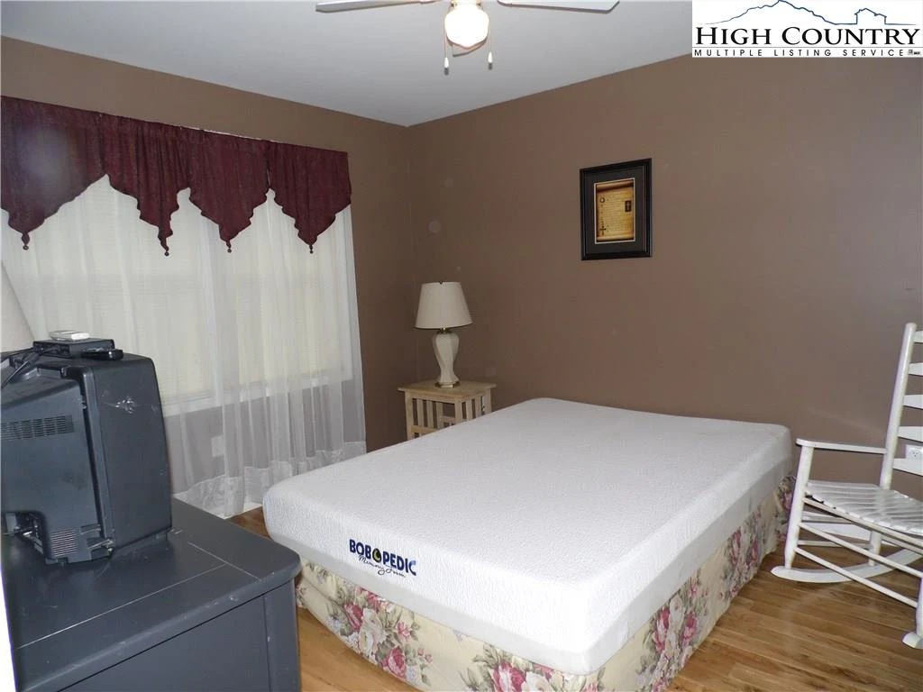 Image number 13 for the current listing