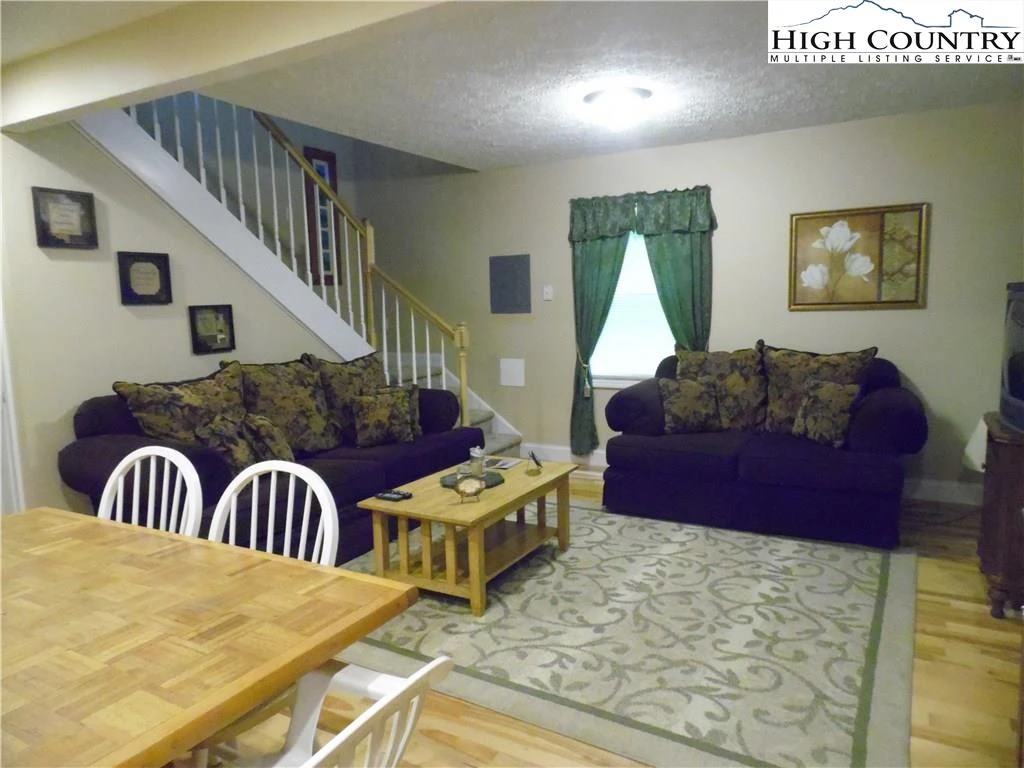 Image number 19 for the current listing