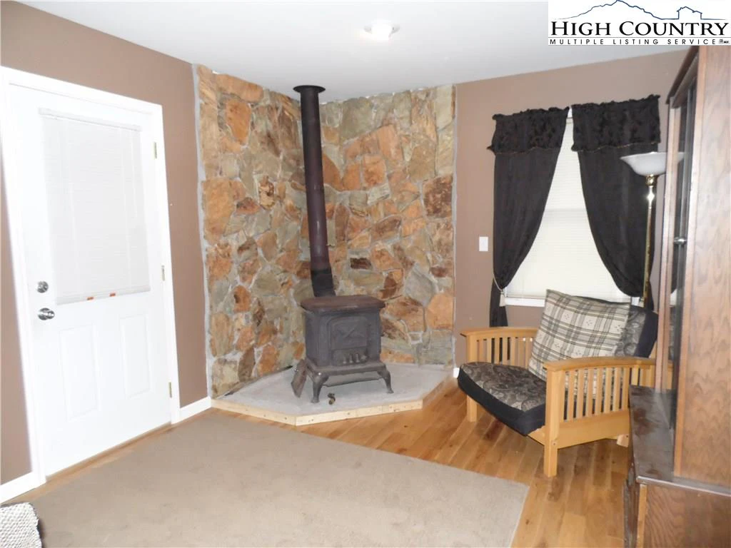 Image number 17 for the current listing