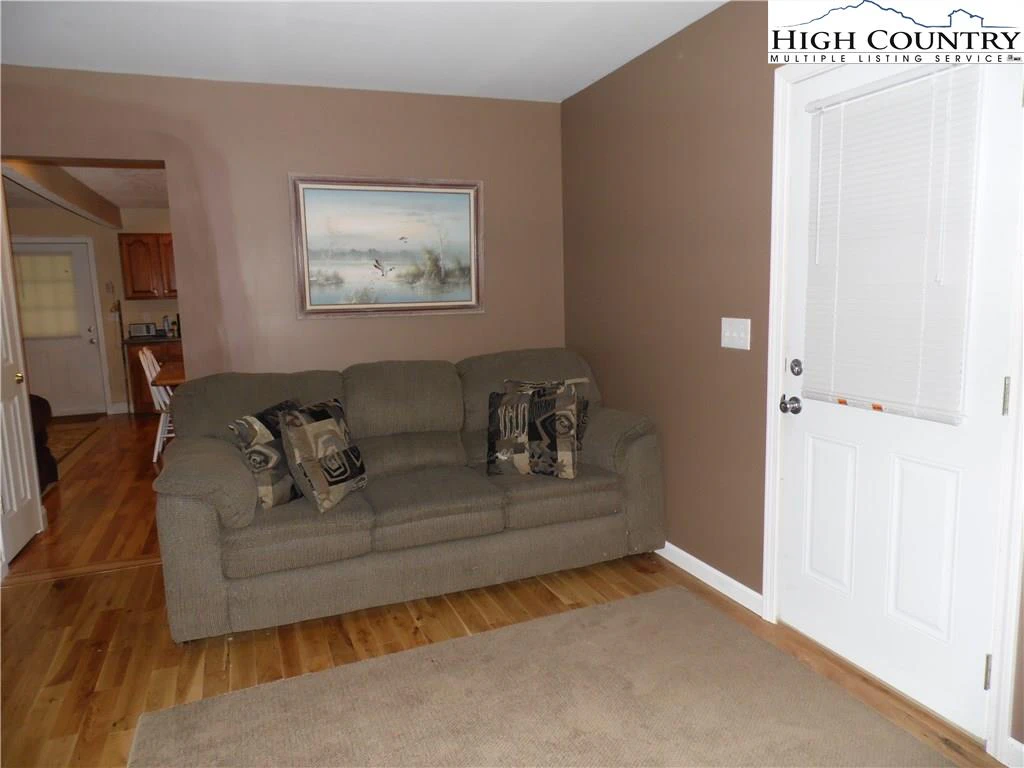Image number 16 for the current listing