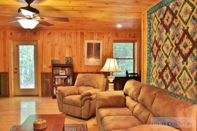 Image number 19 for the current listing
