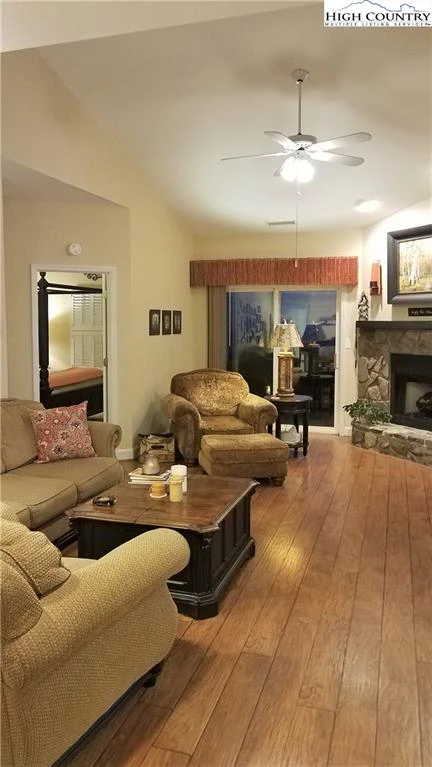 Image number 18 for the current listing