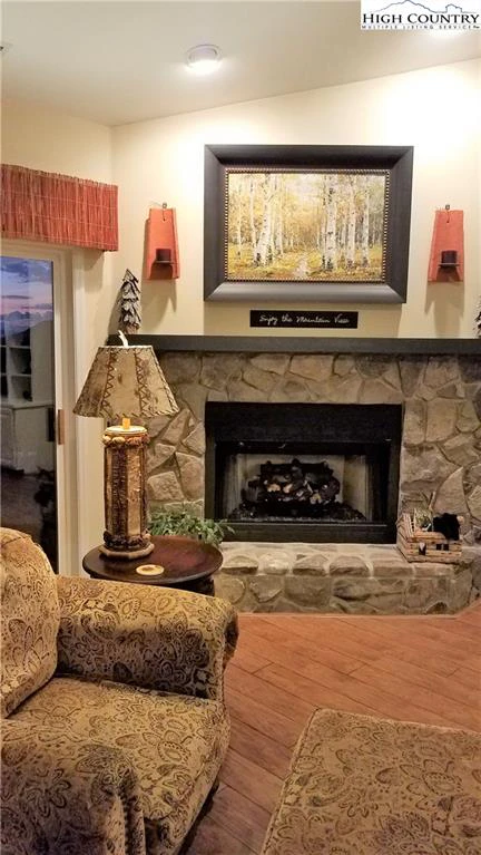 Image number 17 for the current listing
