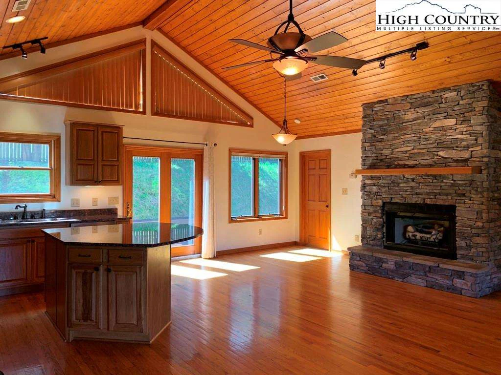 Image number 19 for the current listing