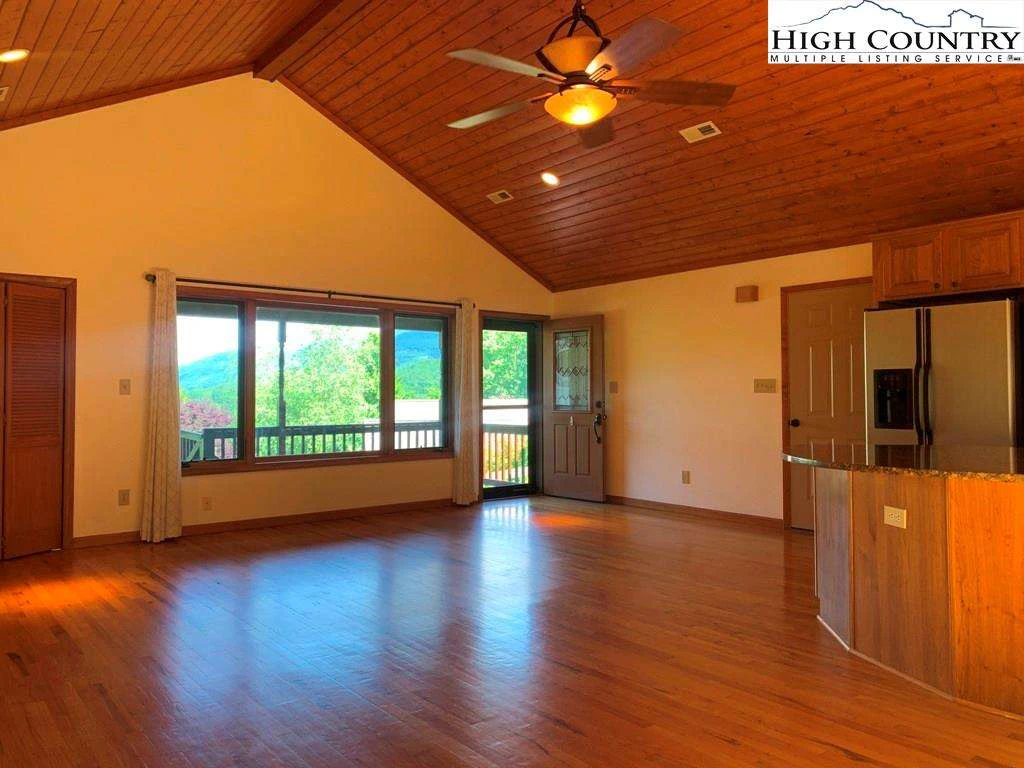 Image number 17 for the current listing