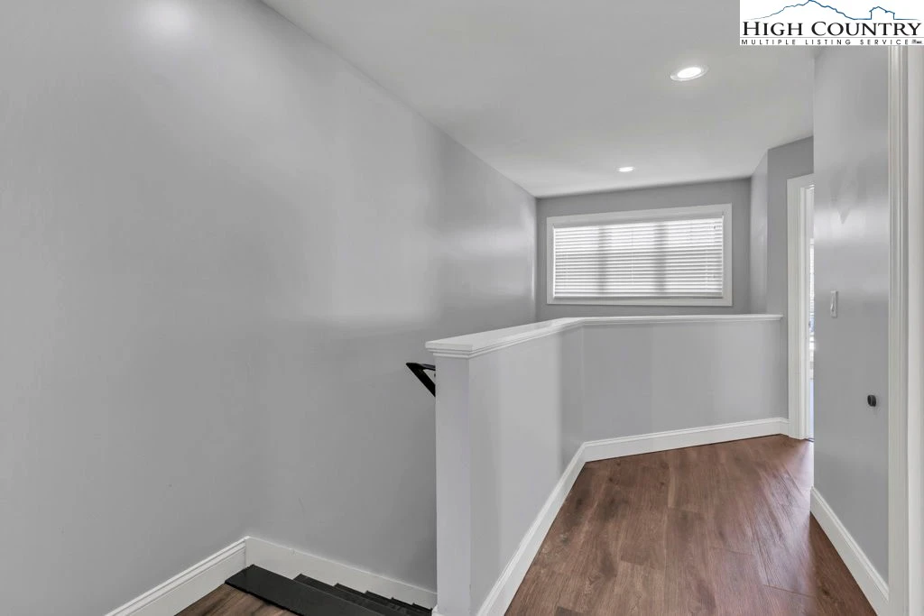 Image number 11 for the current listing