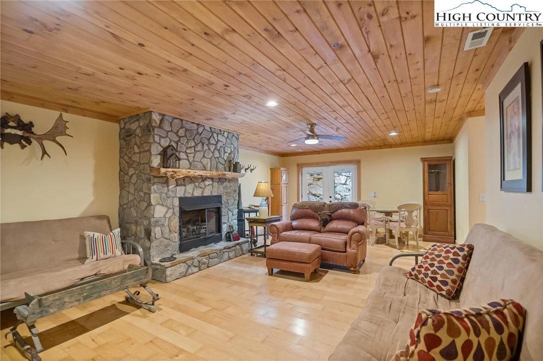 Image number 4 for the current listing