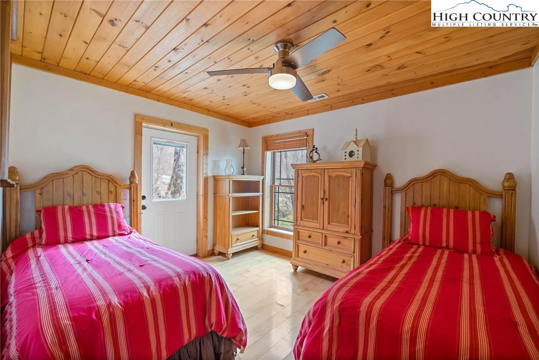 Image number 6 for the current listing