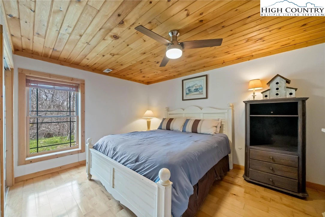 Image number 5 for the current listing
