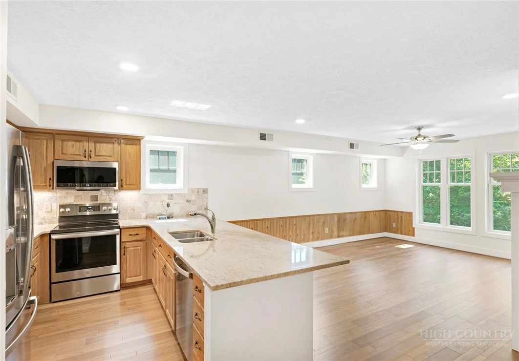 Image number 3 for the current listing