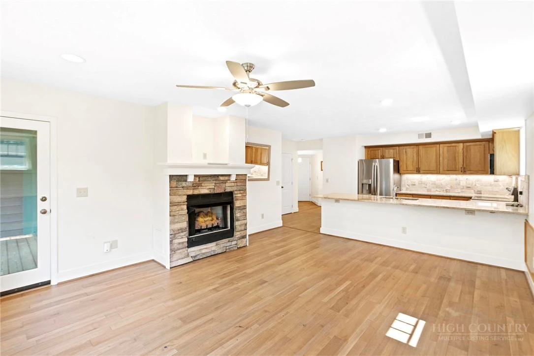 Image number 6 for the current listing