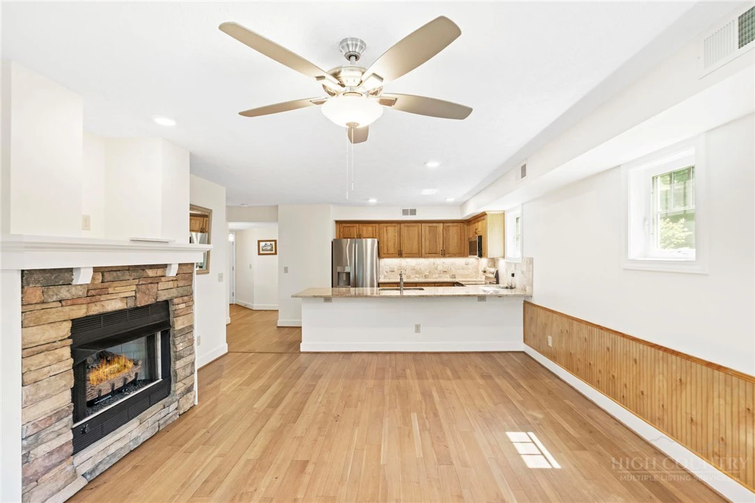 Image number 7 for the current listing