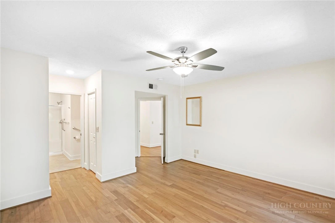 Image number 13 for the current listing
