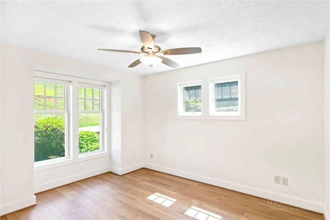 Image number 16 for the current listing