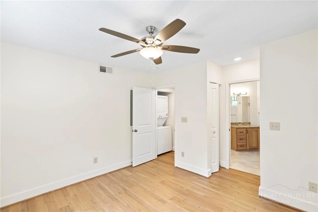 Image number 17 for the current listing