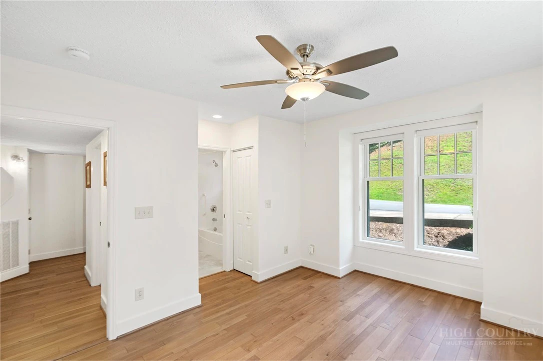 Image number 18 for the current listing