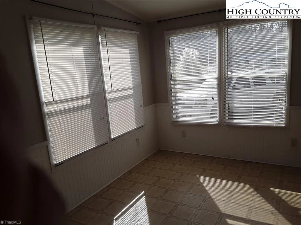 Image number 15 for the current listing