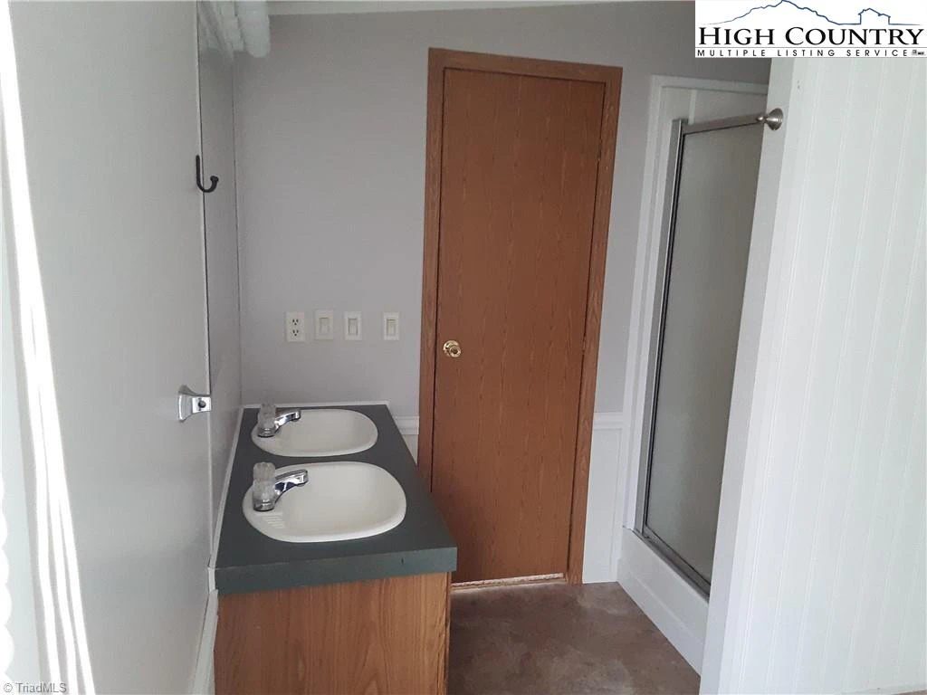 Image number 12 for the current listing