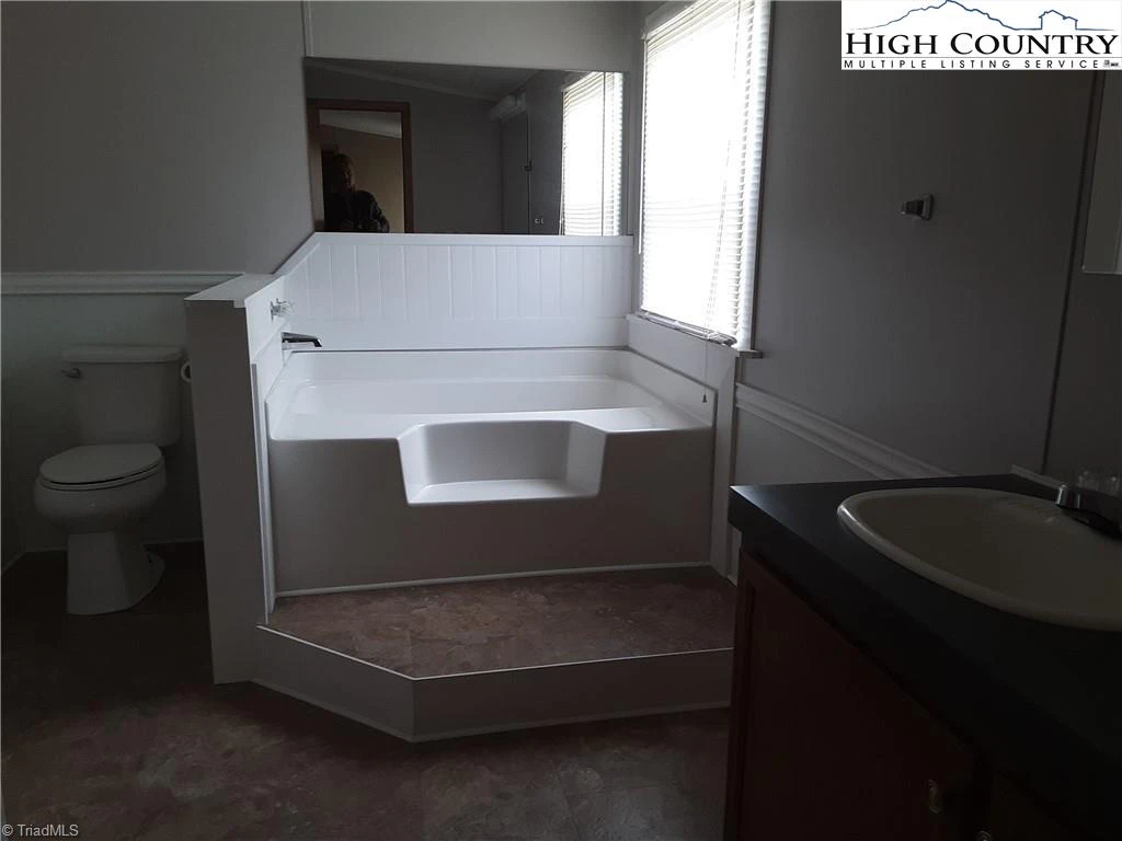Image number 10 for the current listing