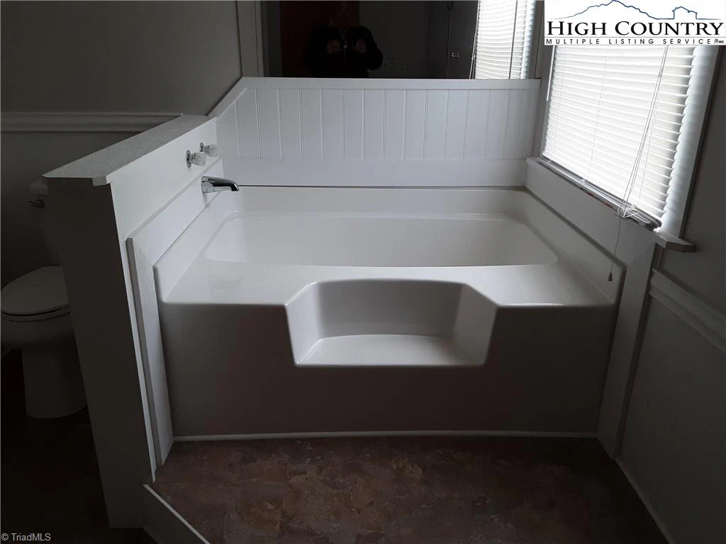 Image number 9 for the current listing