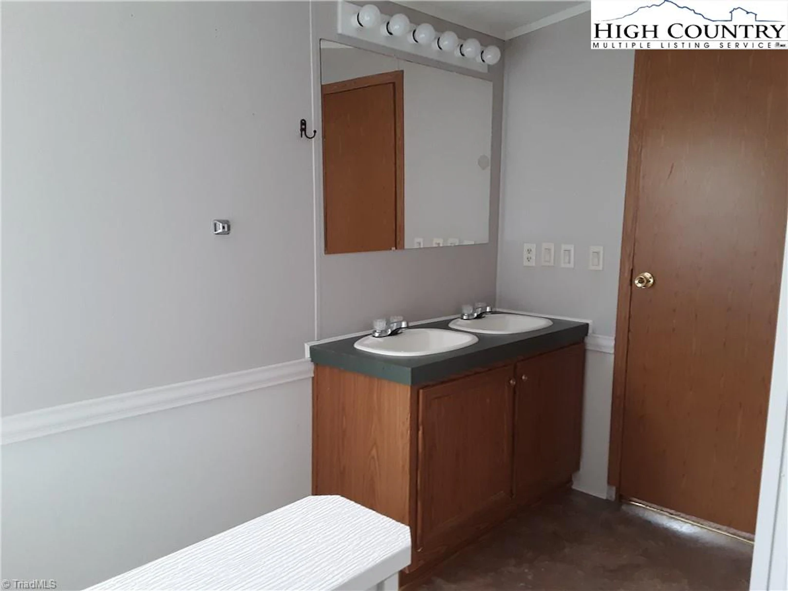 Image number 8 for the current listing