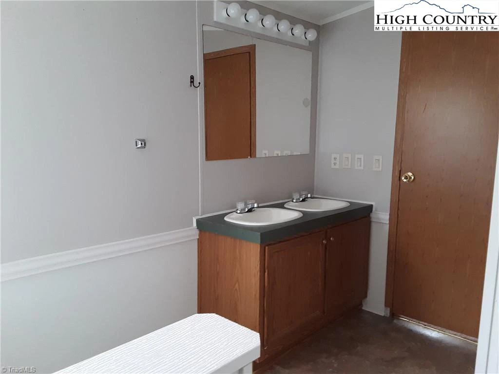 Image number 8 for the current listing