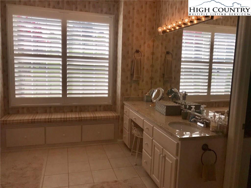 Image number 11 for the current listing