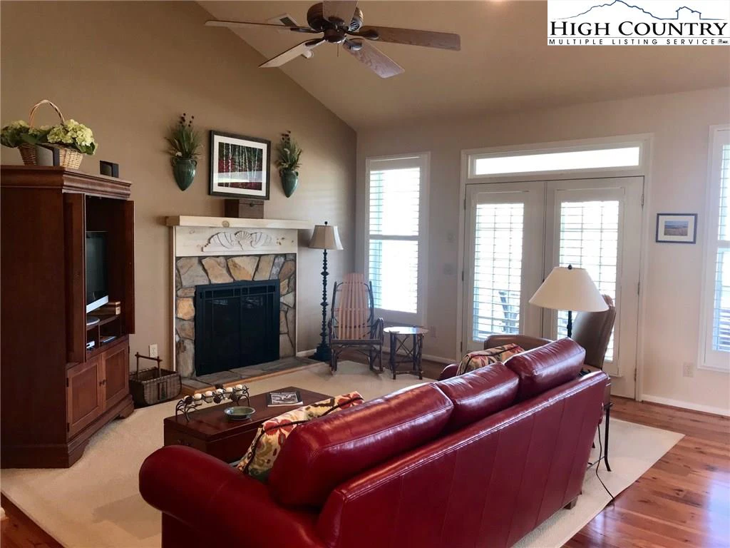 Image number 17 for the current listing