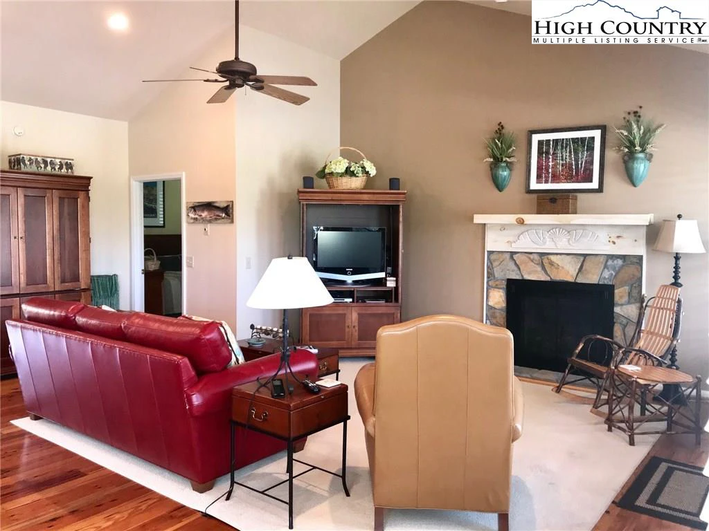 Image number 16 for the current listing