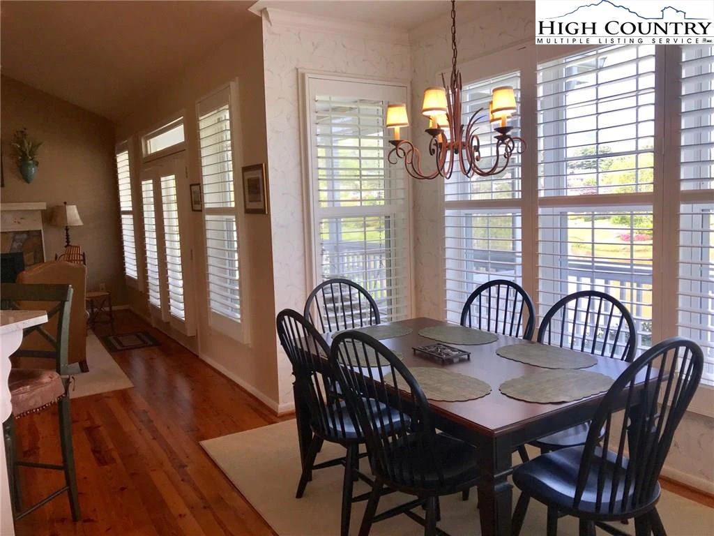 Image number 14 for the current listing