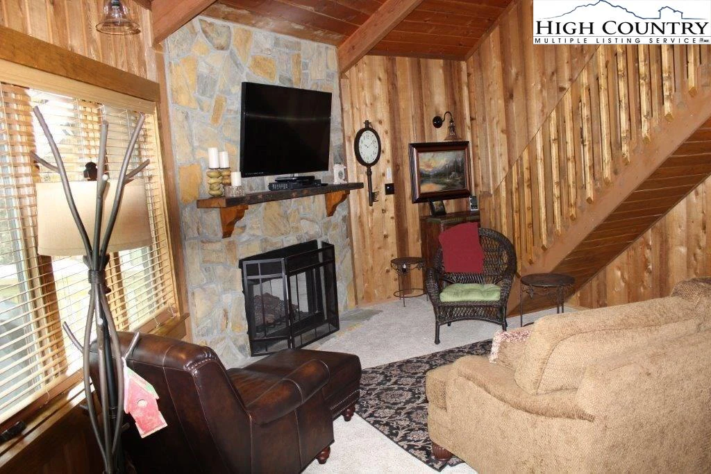 Image number 14 for the current listing
