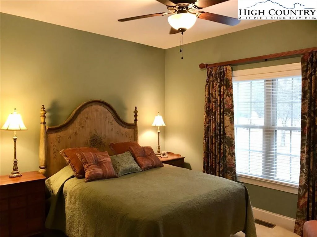 Image number 11 for the current listing